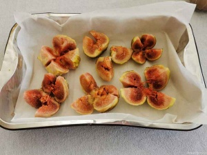 figs on the oven plate
