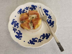 serving-figs with roquefort